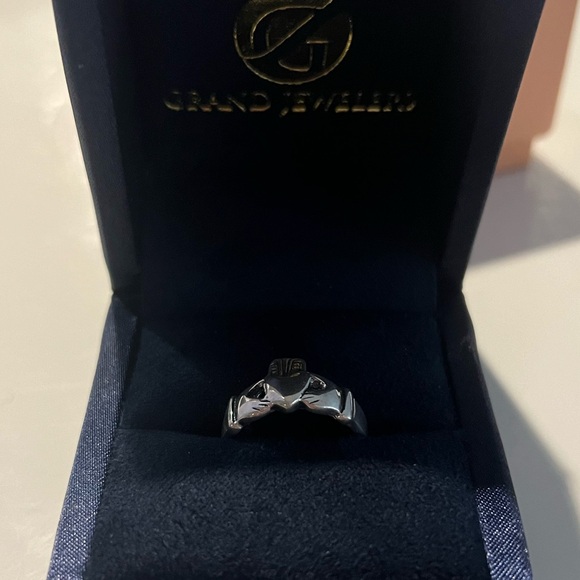 Women’s Chaddagh Ring - Picture 4 of 4